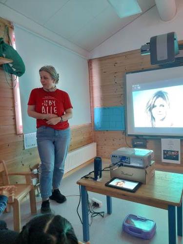 Hilde har samling på Froskane om familier og hvor ulike en familie kan være- Barna fikk komme med innspill og fortelle om sin eller andres familier. 